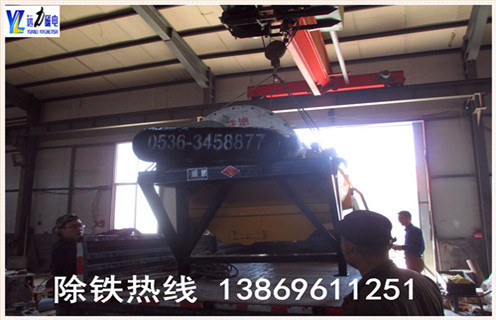2.小型强磁磁选机的分选择效果好  　　行简单的小型磁选机. 采用磁分离专利技术还增加了分拣计划,提高分拣精度,无论硬矿石软,无论粗颗粒,细颗粒,所有类型的选矿机都可以自动调度,分选效果控制在许可范围内.  　　3.91蜜桃国产凸凸在线观看小型强磁磁选机创新产品  　　以烧结钕铁硼"管包裹动态半封闭磁性系统"专有技术为中间,开发了一系列蜜桃国产乱码精品一区二区三区,时间一直是定型产品的发展：  　　4.小型强磁磁选机的处理量及型号  　　CTG-620干滚筒式粗轧机(粗轧设备可用于丰富河砂,砂铁矿,铁矿石等)处置量：100-125t / h  　　CTG-824干滚筒粗选机(粗机设备可用于丰富河砂,砂铁矿,劣铁矿等)处置能力：125-150t / h  　　CTG-8180干滚筒粗轧机(粗轧设备可用于贫矿,尾矿,河砂,钢渣等)处置能力：50-80t / h